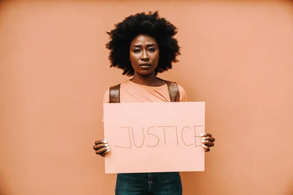 Ελκυστική Σοβαρή Αφρικανή Γυναίκα Στέκεται Και Κρατά Χαρτί Τίτλο Justice — Φωτογραφία Αρχείου