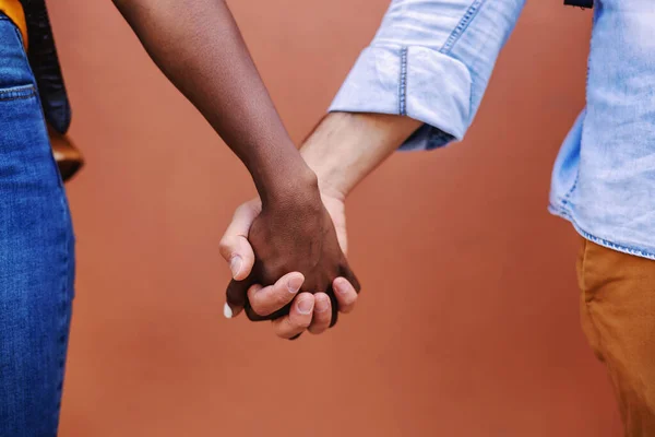Sluiten Van Multicultureel Koppel Hand Hand — Stockfoto