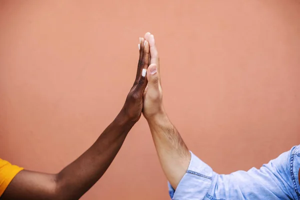 Closeup Van Multicultureel Paar Geven High Five — Stockfoto