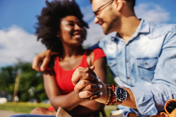 Närbild Unga Leende Mångkulturella Hipster Par Hålla Händer Och Sitta — Stockfoto