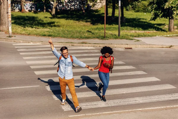 Jovem Casal Alegre Correndo Sobre Rua Sorrindo — Fotografia de Stock