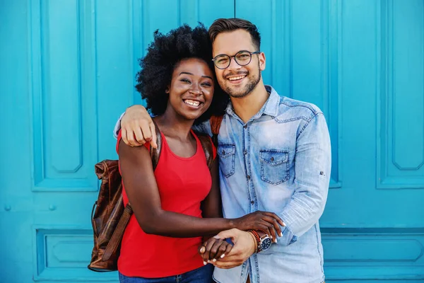 Junges Attraktives Multikulturelles Verliebtes Paar Das Draußen Steht Und Händchen — Stockfoto