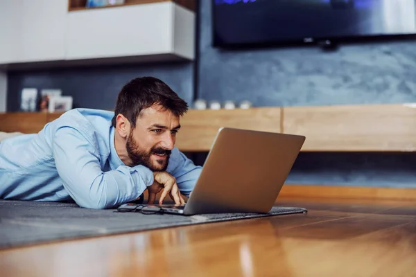 Jonge Aantrekkelijke Zakenman Liggend Maag Thuis Vloer Met Behulp Van — Stockfoto