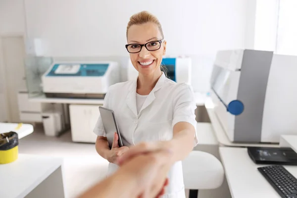 Positieve Vriendelijke Aantrekkelijke Lab Assistent Houden Tablet Onder Oksel Handen — Stockfoto