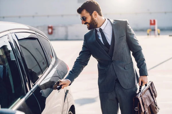 Jovem Sofisticado Bem Sucedido Empresário Rico Abrindo Porta Seu Carro — Fotografia de Stock