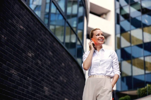 Comprimento Total Mulher Negócios Moda Loira Atraente Que Fala Telefone — Fotografia de Stock