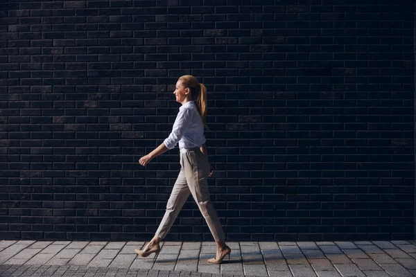 Side View Gorgeous Blond Fashionable Business Woman Walking Street — стоковое фото