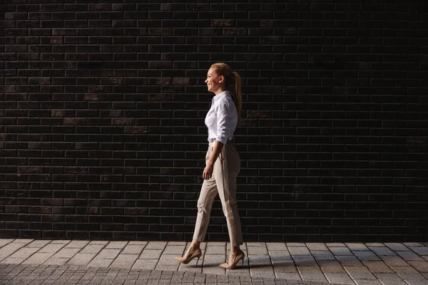 Boční Pohled Nádherné Blond Módní Businesswoman Chůze Ulici — Stock fotografie