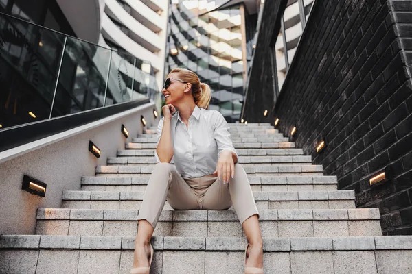 Bonita Mulher Negócios Moda Sorridente Sentada Nas Escadas Frente Centro — Fotografia de Stock