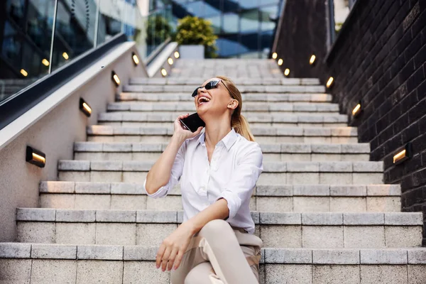 Усміхаючись Чудова Блондинка Модна Бізнес Леді Сидить Сходах Перед Діловим — стокове фото