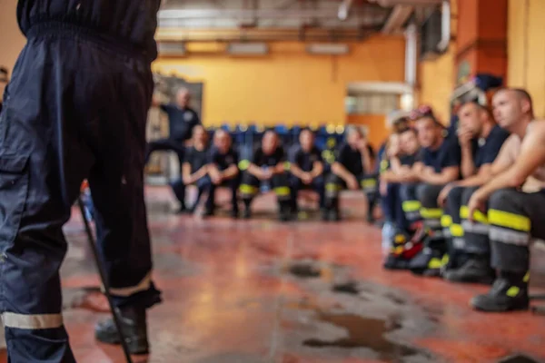 Grupo Bombeiros Sentados Bancos Bombeiros Ouvindo Seu Chefe Que Está — Fotografia de Stock