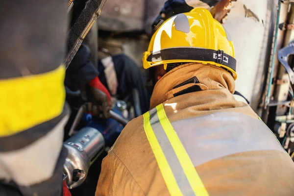 Bomberos Tratando Liberar Hombre Apilado Coche Accidente Coche —  Fotos de Stock