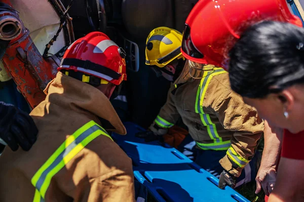 Bombeiros Trabalhadores Ambulância Resgatando Vítima Acidente Carro — Fotografia de Stock