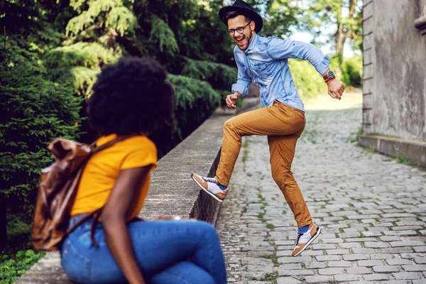 Jovem Hipster Atraente Entretendo Sua Namorada Africana — Fotografia de Stock