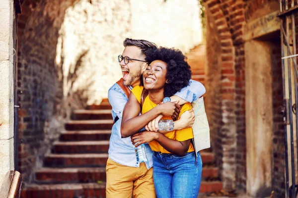 Jong Aantrekkelijk Multicultureel Hippe Koppel Verliefd Knuffelen Een Oud Deel — Stockfoto