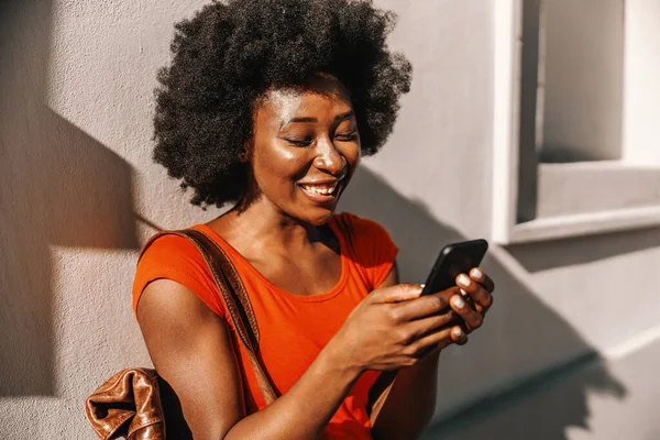 Jovem Mulher Africana Atraente Livre Usando Telefone Inteligente — Fotografia de Stock