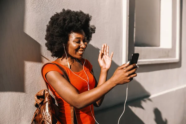 Jonge Aantrekkelijke Afrikaanse Vrouw Buiten Staan Met Video Bellen Smartphone — Stockfoto