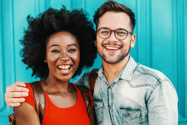 Schattig Multicultureel Koppel Dat Buiten Staat Knuffelt Naar Camera Kijkt — Stockfoto