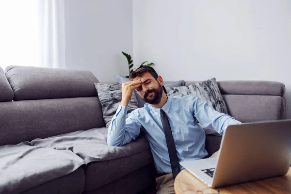 Hombre Negocios Barbudo Guapo Vestido Elegante Sentado Suelo Casa Cogido —  Fotos de Stock