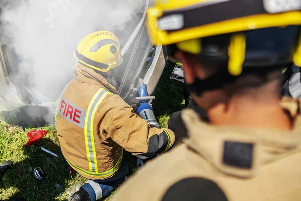 Bombeiros Agachado Por Carro Caiu Fogo Tentando Virá — Fotografia de Stock