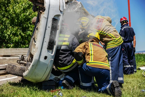 Firemen Rescuing Victim Car Accident Burning Car — Stock Photo, Image