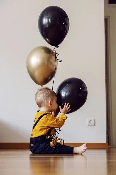 Hátsó Kilátás Aranyos Kisgyermek Játszik Léggömbök Első Születésnapján — Stock Fotó