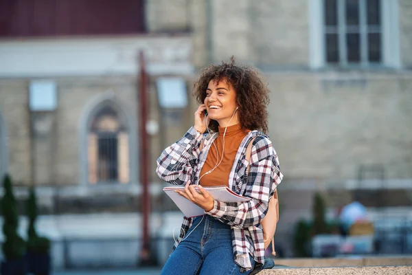 Jonge Gemengde Ras Vrouw Gekleed Casual Zitten Fontein Luisteren Favoriete — Stockfoto