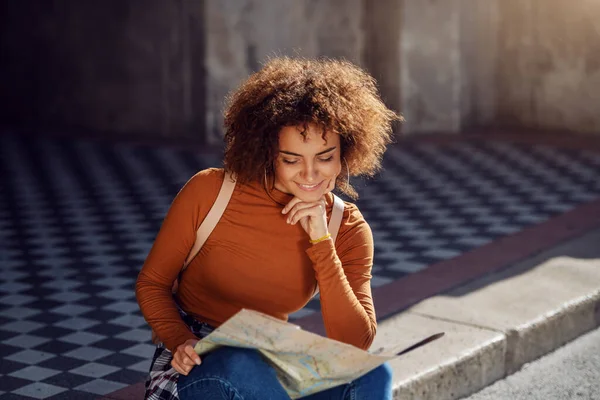 Jonge Mooie Gemengde Ras Vrouwelijke Toerist Zitten Trap Kijken Naar — Stockfoto