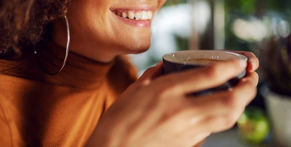 Zbliżenie Mieszane Rasa Kobieta Trzyma Filiżankę Kawy Uśmiech — Zdjęcie stockowe
