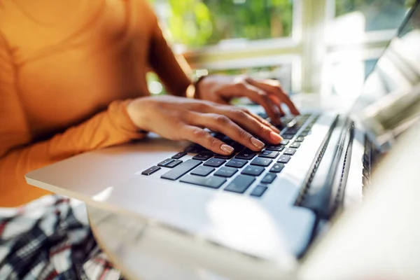 カフェに座っている間 インターネットでサーフィンする女性の閉鎖 手がキーボードにある — ストック写真