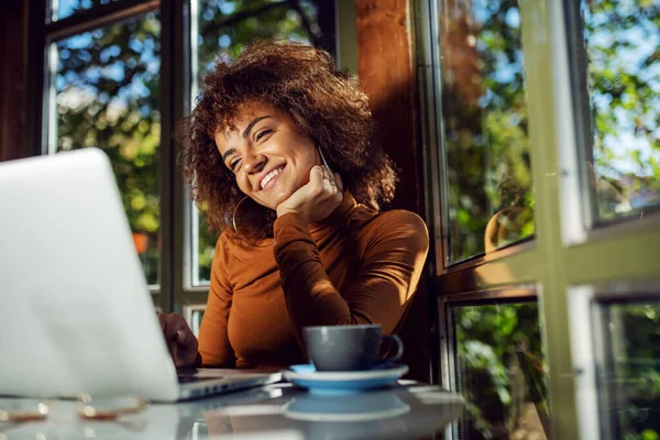 Młody Uśmiechnięty Mieszane Wyścig Dziewczyna Siedzi Kawiarni Surfing Internecie — Zdjęcie stockowe