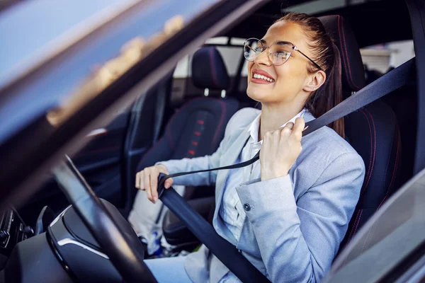 Jovem Sorrindo Positivo Empresária Vestida Inteligente Casual Colocando Cinto Segurança — Fotografia de Stock