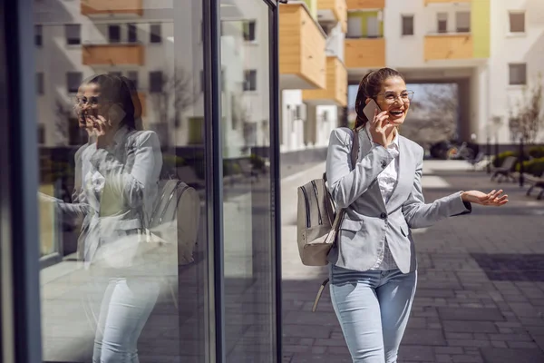 Tre Fjärdedelar Attraktiva Affärskvinna Klädd Smart Casual Promenader Gatan Och — Stockfoto