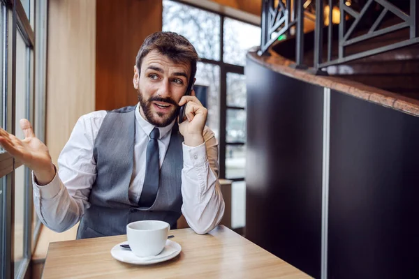 Giovane Uomo Affari Sorridente Seduto Caffetteria Una Pausa Caffè Avere — Foto Stock