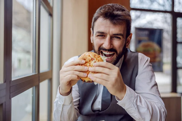 Junger Gutaussehender Bärtiger Geschäftsmann Sitzt Fast Food Restaurant Und Beißt — Stockfoto