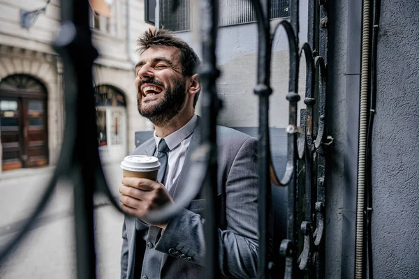 사업가가 철조망 옆에서 아침에 커피를 마시며 — 스톡 사진