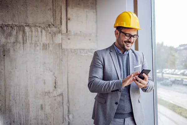 Arquitecto Sonriente Traje Con Casco Cabeza Pie Edificio Proceso Construcción — Foto de Stock