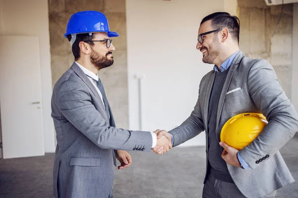 Agente Imobiliário Fazer Acordo Com Empresário Apertar Lhe Mão Construção — Fotografia de Stock