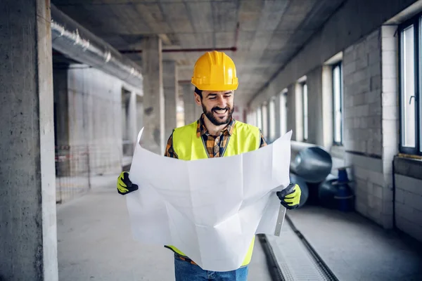 Sonriendo Dedicado Trabajador Construcción Barbudo Trabajador Desgaste Trabajo Casco Cabeza —  Fotos de Stock