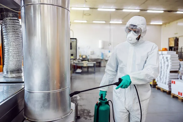 Mann Schutzanzug Und Maske Desinfiziert Lebensmittelfabrik Voller Lebensmittel Vom Coronavirus — Stockfoto
