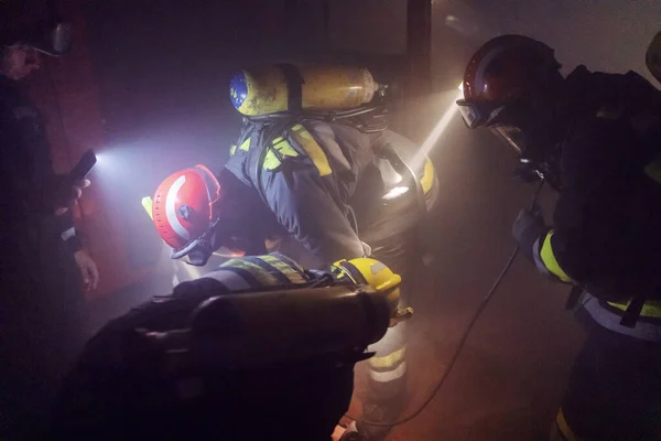 Bomberos Valientes Liberando Hombre Del Coche Llamas — Foto de Stock