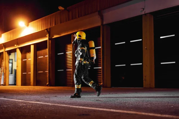 Pompier Courageux Uniforme Protection Avec Tout Équipement Courant Pour Prendre — Photo