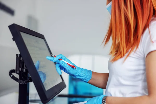 Laboratorieassistent Som Står Laboratorium Och Använder Dator För Att Mata — Stockfoto