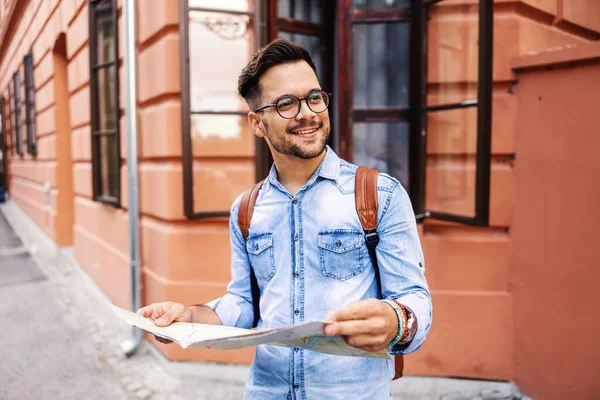 Junge Niedliche Hipster Stehen Einer Alten Stadt Halten Eine Karte — Stockfoto