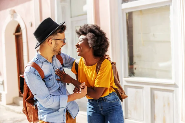 Joven Atractiva Pareja Multirracial Feliz Pie Aire Libre Hermoso Día — Foto de Stock