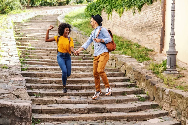 Jovem Feliz Casal Multirracial Correndo Nas Escadas Divertindo Uma Parte — Fotografia de Stock