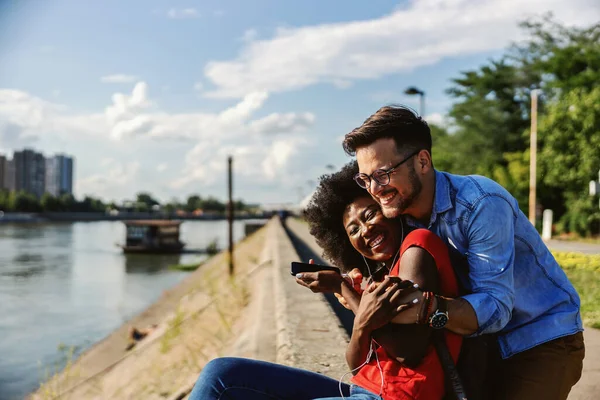 Joven Feliz Pareja Multirracial Abrazándose Aire Libre Junto Río — Foto de Stock