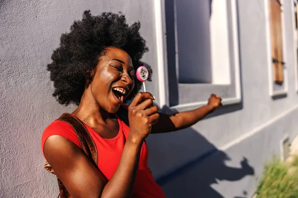 Молода Приваблива Усміхнена Африканська Жінка Стоїть Відкритому Повітрі Тримає Молюск — стокове фото