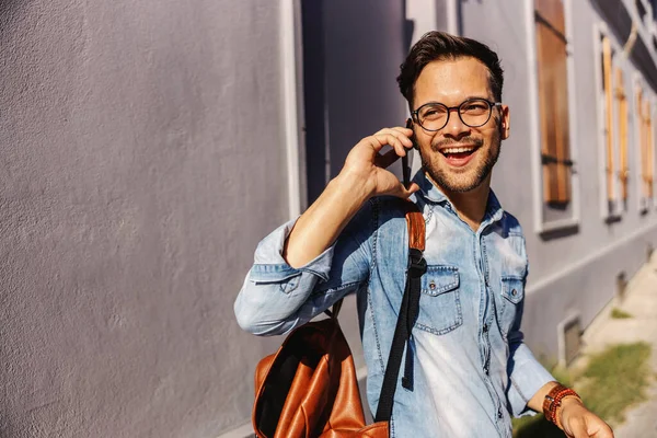 Giovane Attraente Hipster Piedi All Aperto Avendo Conversazione Telefonica Con — Foto Stock