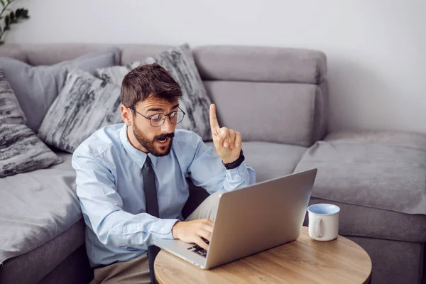 Giovane Attraente Uomo Affari Barbuto Seduto Sul Pavimento Casa Utilizzando — Foto Stock